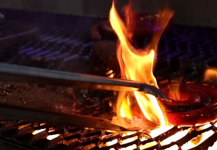 Fuego y parrilla en La Gurizada