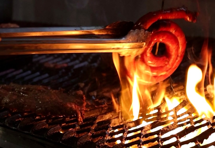 Brasa y carne en la parrilla