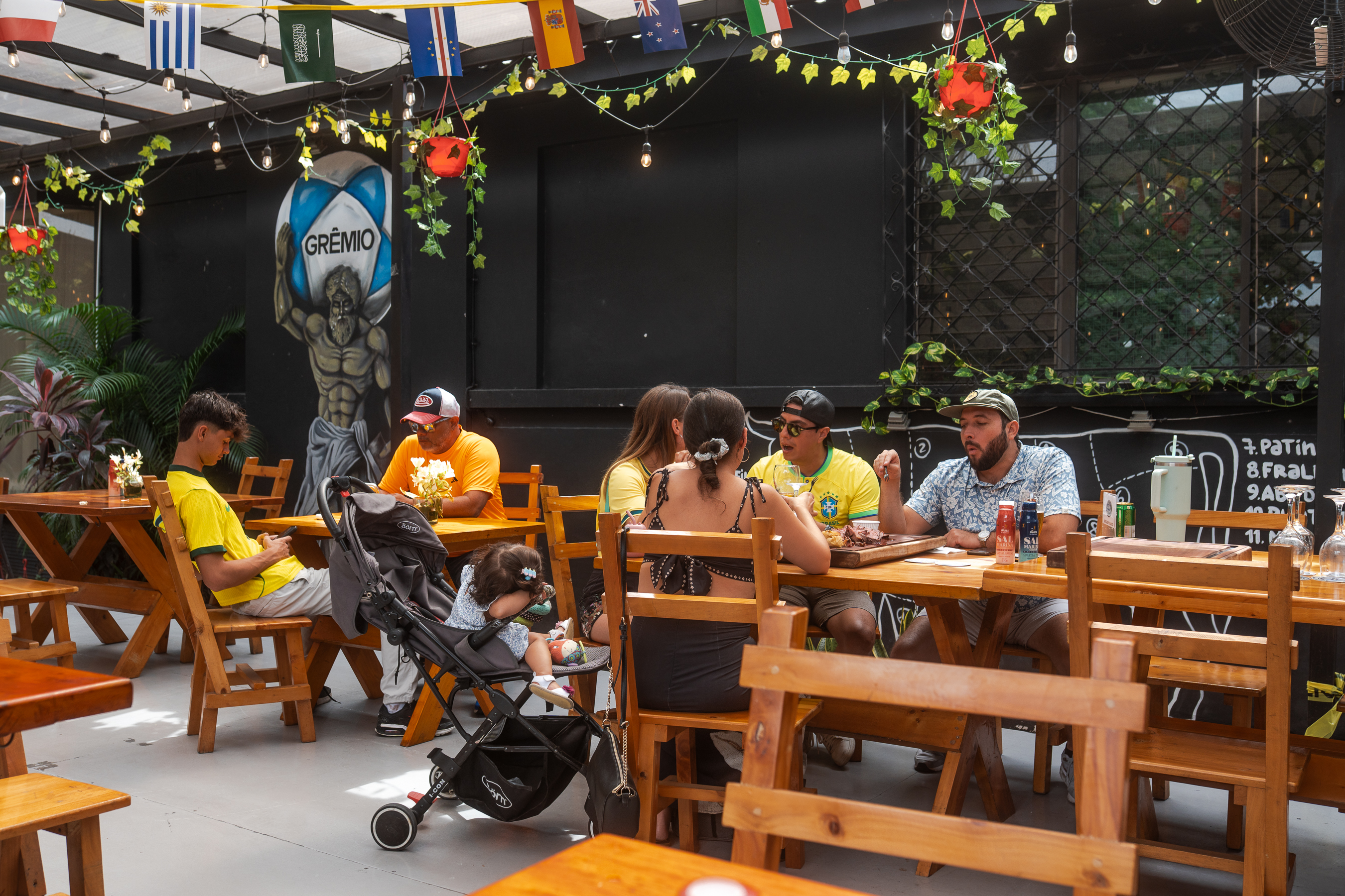 Terraza con clientes disfrutando